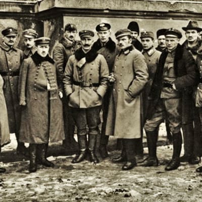 Puolalaisia sotilaita Lwów`in kaupungissa vuonna 1918. Kuvalähde: Panteon Polski -sanomalehti 1925.
