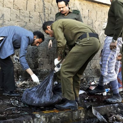 Sotilaat keräsivät todistusaineistoa autopommi-iskun jäljiltä Sanaassa, Jemenissä keskiviikkona.