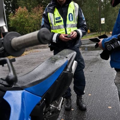 Poliisi on pysäyttänyt mopopojan.