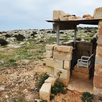 Metsästyspaikka Maltan lounaisen kalliorannan reunalla. 