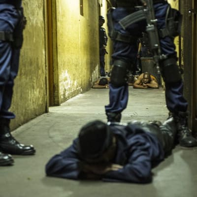 Etelä-Afrikan poliisi teki ratsian Jeppestown-alueen hostelleja Johannesburgissa 21. huhtikuuta. Poliisi etsi alueen maahanmuuttajien kimppuun hyökänneitä jengejä.