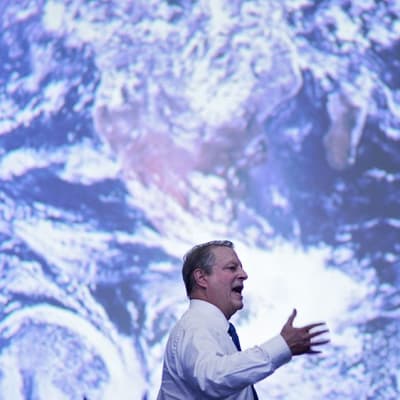 Al Gore piti puhettaan jättimäisen satelliittikartan edessä 10. joulukuuta 2014.