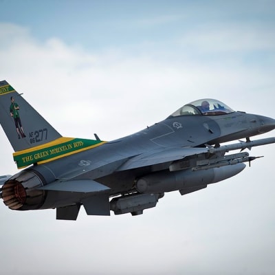 Yhdysvaltain kansalliskaartin F-16-hävittäjä nousemassa lentotukikohdasta.