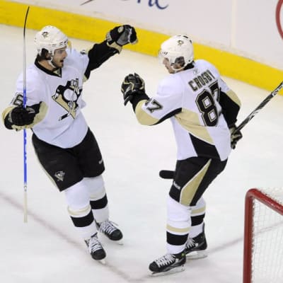 Pittsburgh Penguinsin Kris Letang (vas.) ja Sidney Crosby (oik.) juhlivat maalia.
