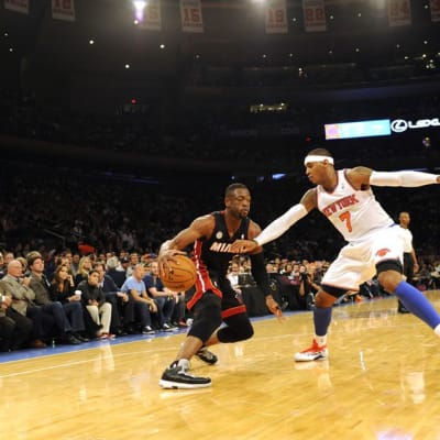Miamin Dwyane Wade yrittää ohittaa Knicksin Carmelo Anthonya