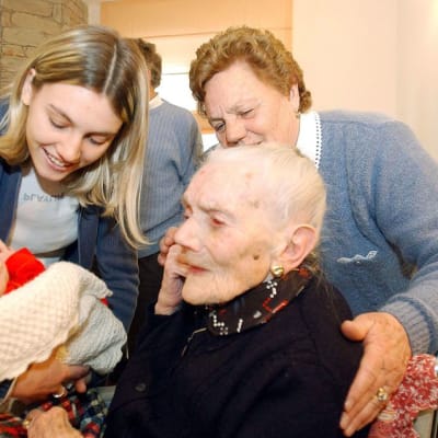 Nicolas-vauva ja hänen 101-vuotias isoisoäitinsä Simona Colorinan kylässä Italiassa. 
