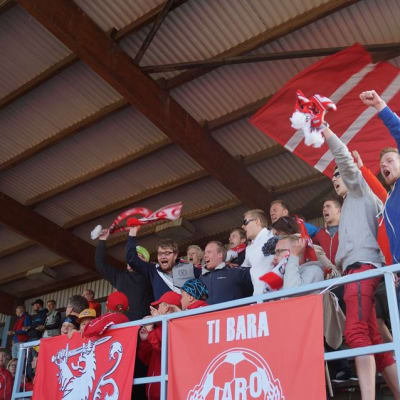 FF Jaron kannattajat vauhdissa katsomossa.