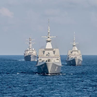 Singaporen laivaston alukset RSS Intrepid ja RSS Supreme, sekä Yhdysvaltain laivaston ohjushävittäjä USS Lassen harjoittelemassa Etelä-Kiinan merellä heinäkuussa 2015.