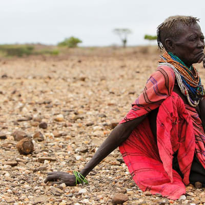 Turkana-heimon nainen katselee kuivaa maisemaa Keniassa.