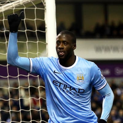 Manchester Cityn Yaya Touré tuulettaa maaliaan.