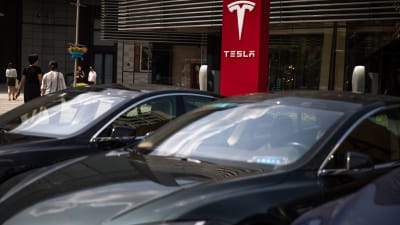 Teslabilar laddas utanför bolaget högkvarter i Peking i Kina den 25 juli 2018.