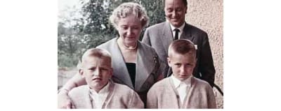 Tyra, Leo, Markku ja Mika Fahler parvekkeella.