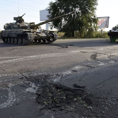 Ukrainska tanker i vakt nära Mariupol, på vägen som leder till Ryssland den 7 september.