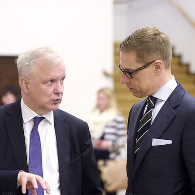 Olli Rehn och Alexander Stubb i riksdagen den 6 maj 2015.