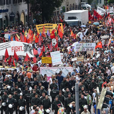 Demonstranter har samlat sig i Garmisch-Partenkirchen inför G7-möte