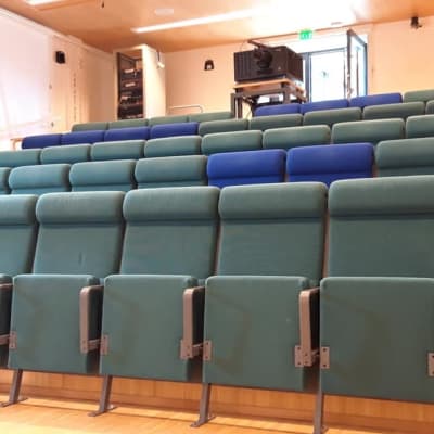 Puolankajärven koulun auditorioon on siirretty elokuvateatterin laitteisto ja penkit.
