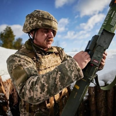 En ukrainsk soldat håller i ett vapen.