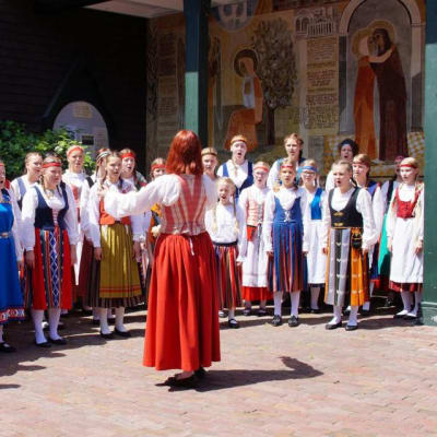 Jyväskyläläinen Vox Aurea -kuoro muodostuu lapsista ja nuorista. Kuoro esiintyy suomalaisissa kansallispuvuissa ja muun muassa Sibeliuksen Finlandia kuuluu konserttiohjelmistoon. 