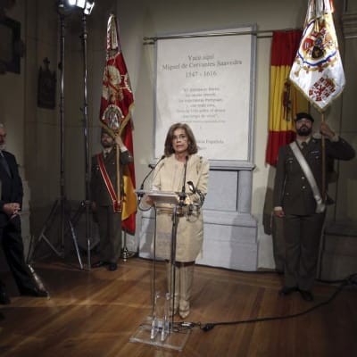 Madridin pormestari Ana Botella puhuu Miguel de Cervantesin virallisissa hautajaisissa.