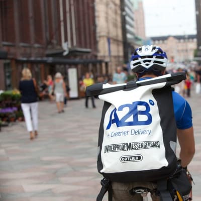 Polkupyöräkuriiri Helsingin keskustassa