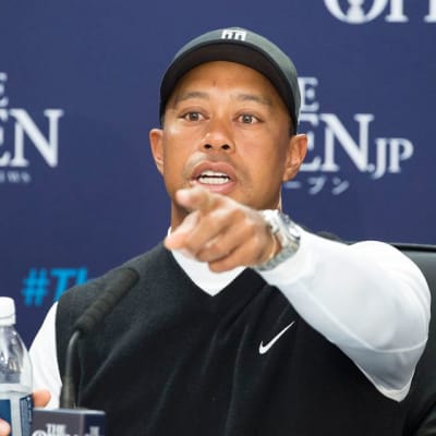 Tiger Woods lehdistötilaisuudessa.