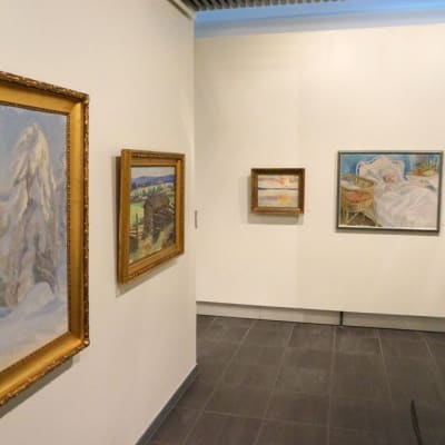 Pekka Halosen tauluja näyttelyssä
