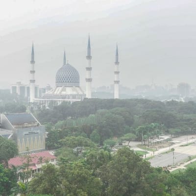 Kuala Lumpurin siluettia savun sumentamana. 