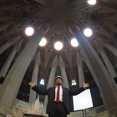 Barcelonan Sagrada Familian katedraalin pääarkkitehti Jordi Fauli julkisti katedraalissa 21. lokakuuta kirkon keskustornien rakennustöiden aloittamisen.