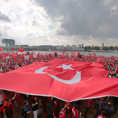 Erdoganin kannattajat osoittivat mieltään Kölnissä Reinin rannalla 31. heinäkuuta 2016. 