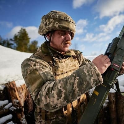 En ukrainsk soldat håller i ett vapen.