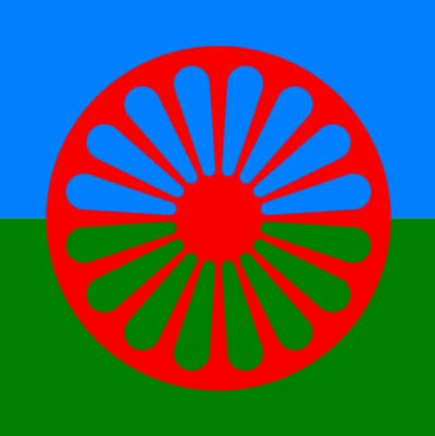 Den romska flaggan är ett rött hjul på grön-blå bakgrund.