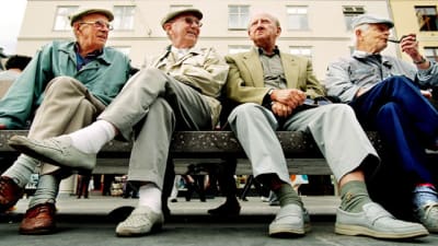 Äldre män på en bänk.
