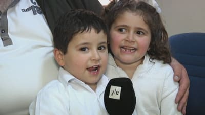 Två barn som flytt med sin familj från Syrien.