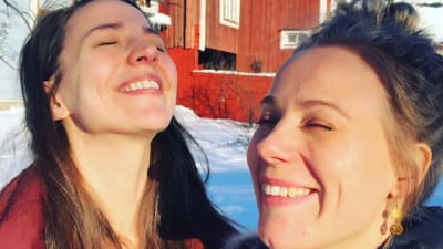 Till vänster Sanni Pekkala och till höger Kaisa Kantola. De är systrar och har en jogastudio ihop.