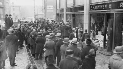 Ihmisiä jonottamassa Alkoholiliikkeen edessä 1932.