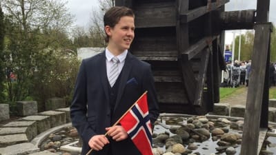 Jørgen Hanneborg med en norsk flagga i handen.