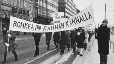Ett demonstrationståg på Mannerheimvägen i Helsingfors, 1970-talet.