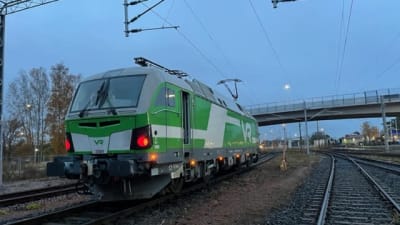 Ett eltåg på järnvägsstationen i Karis. 