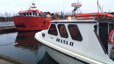 Taxibåten Diana II förtöjd vid brygga