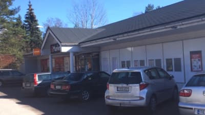 Livmedelssbutik, bilar parkerade framför.