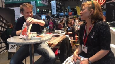 Journalisten Luke Harding uppträder på bokmässan i Helsingfors