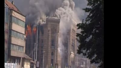 Nationalbiblioteket i Sarajevo brinner
