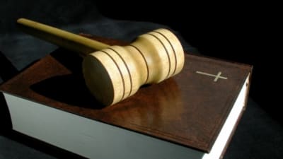 Ordförandeklubba och bibel.