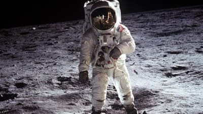 Buzz Aldrin på månen år 1969. Neil Armstrong, som fotograferar Aldrin, reflekteras i hjälmen
