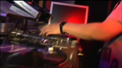 En DJ:s hand spelar LP-skiva.