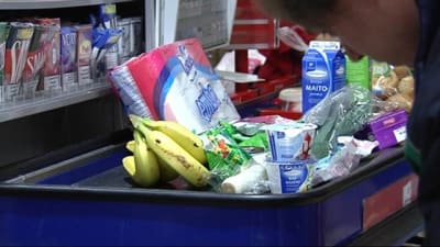Matprodukter vid butikskassan.