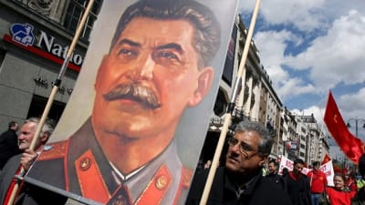 Demonstranter med plakat av Stalin.