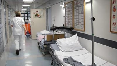 Vårdpersonal i sjukhuskorridor