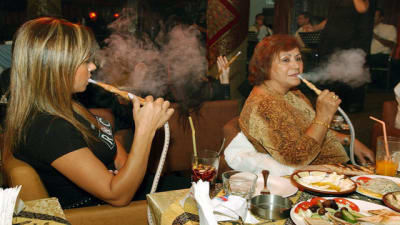 Libanesiska kvinnor röker vattenpipa
