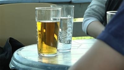 Öl eller mineralvatten? Det så kallade måttliga drickandet är de facto det som ställer till mest problem i Finland. Bild: YLE